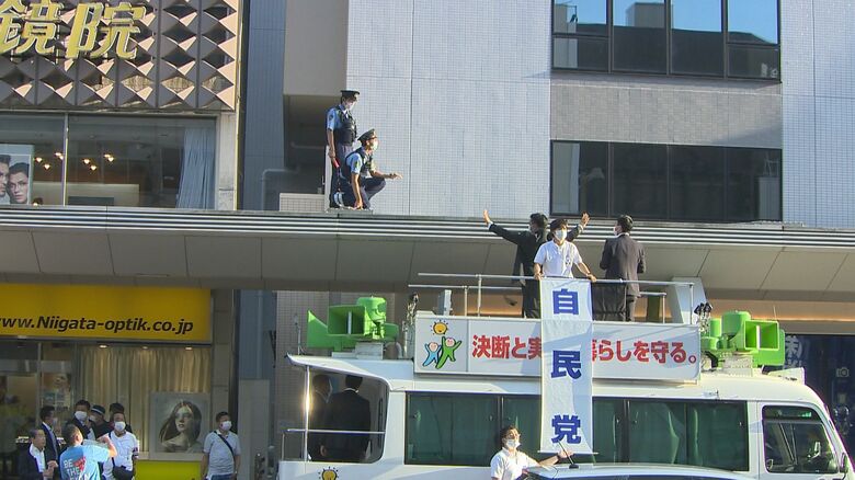 屋根の上に警官