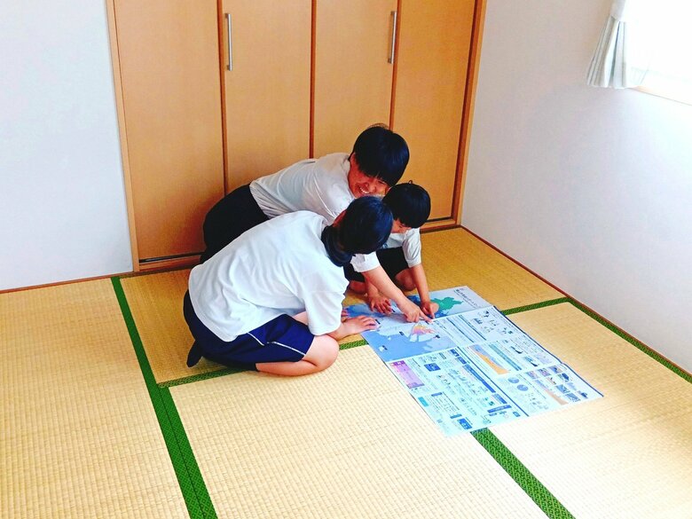 集合場所だけでなく、「理由」と「どれくらい待つのか」を伝えます