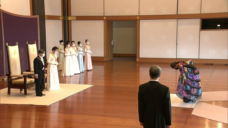 各国大使らから祝賀を受けられる両陛下