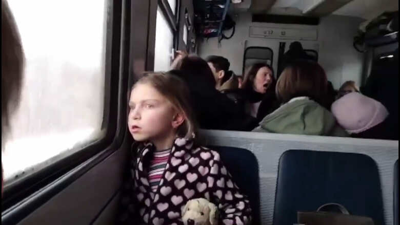 列車で避難するレギナちゃん