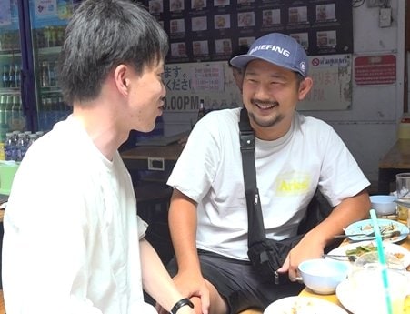 健大さんと大西さん　バンコク・プロンポン駅近くのレストランにて撮影