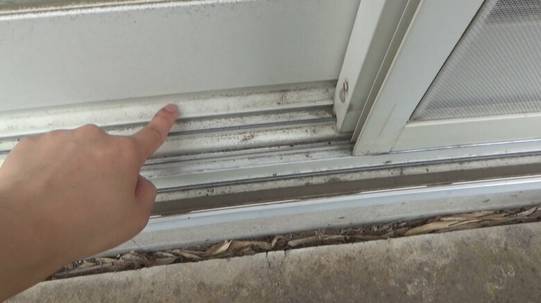 窓のサッシに溜まった砂