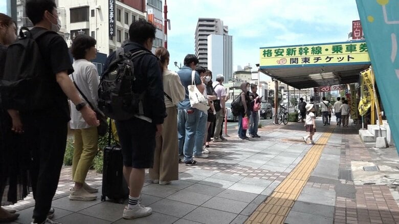 沿道にできた長い行列