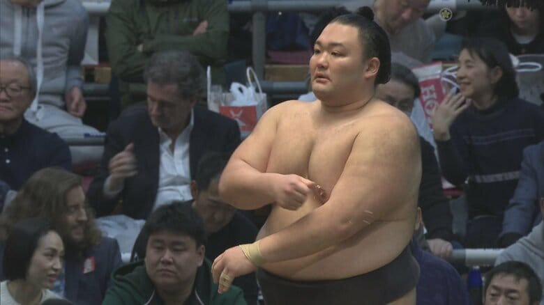 金峰山との取組に臨む朝乃山（20日　日本相撲協会提供）