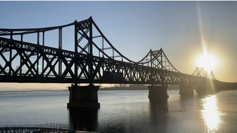 （中国と北朝鮮を結ぶ中朝友誼橋を渡る列車　1月16日午前7時40分過ぎ撮影）