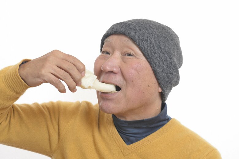 熱い餅も口に入れると一気に温度が下がり、硬さも付着性も上がるという（画像：イメージ）