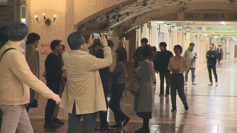 営業終了を見届けに来た人々