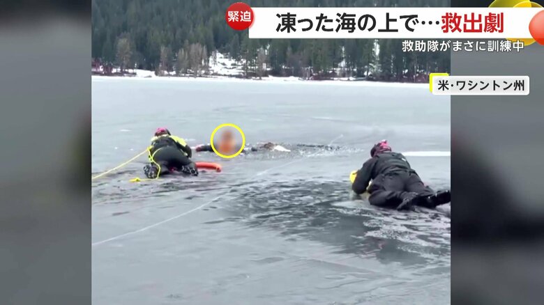 腹ばいで救助者に近づく隊員たち（King County Sheriff's Office）