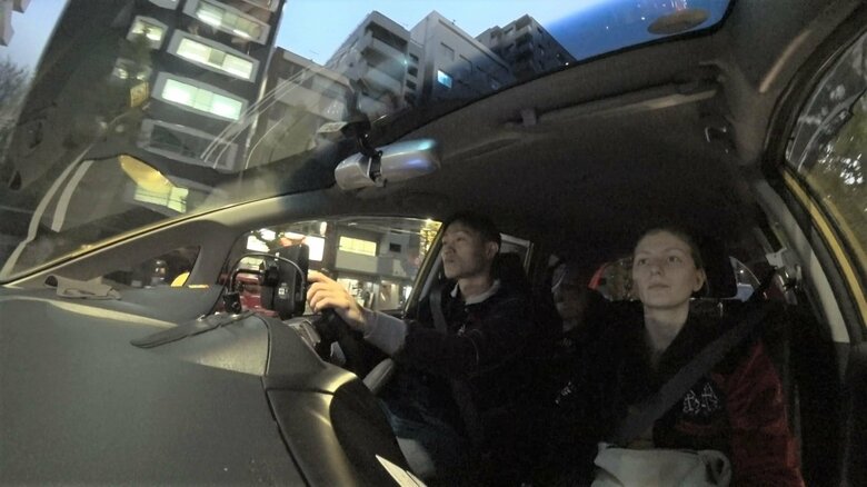 マーヤさんを空港に迎えに行く和真さんと長女・アナスタシアさん