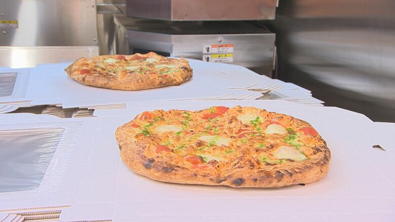 焼きたてのピザ