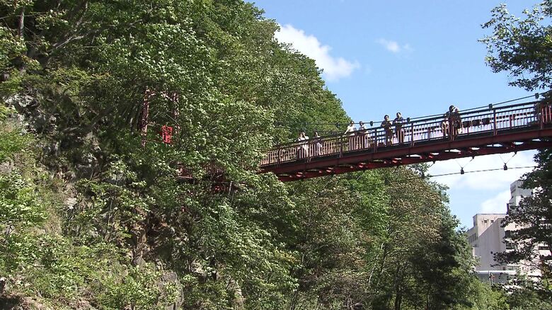 下から見上げた二見吊橋