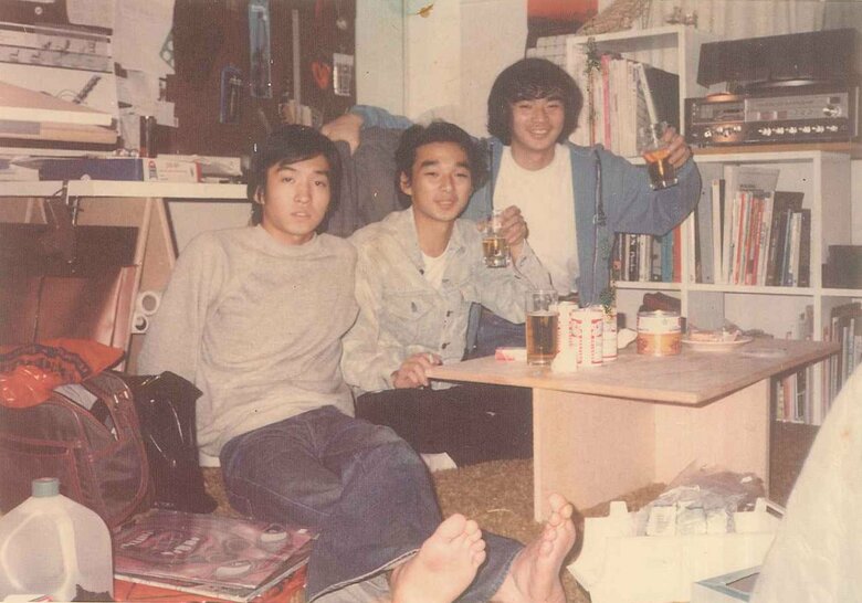 ロサンゼルス留学中（右端が坂さん） Courtesy of Shigeru Ban Architects