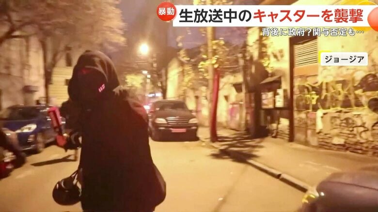 テレビ局の生放送中に、覆面集団が女性キャスターを襲う一部始終⑤