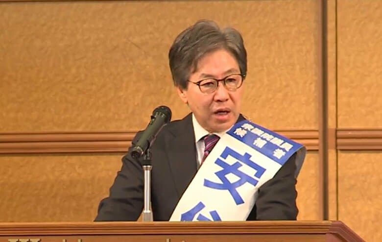 地元・石巻市での個人演説会で壇上に立つ安住氏