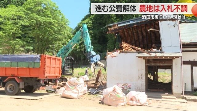 連日の暑さの中、解体作業が進められている