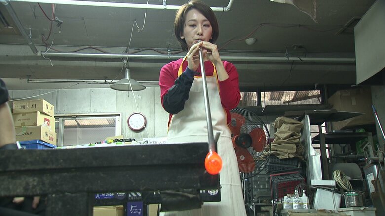 ガラスを溶かす、息を吹き込んで形を整える、 窯に入れてガラスを溶かすの繰り返し