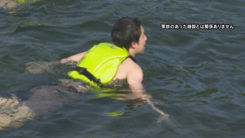 ライフジャケットを着用して湖に　※事故のあった施設とは関係ありません