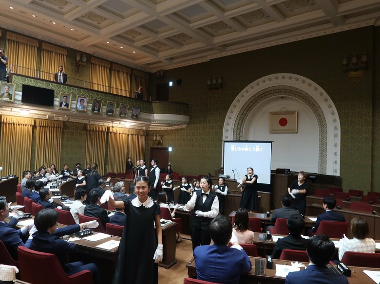 京都市会議場でパフォーマンスする西村潤さん（列の先頭）