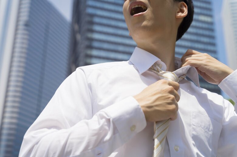 襟周りなどには濃い皮脂がついている（画像はイメージ）