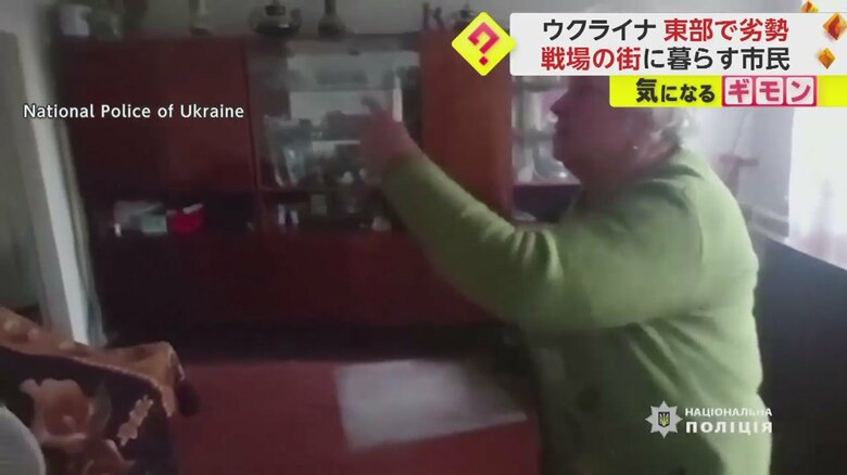 天井を指さすウクライナの女性