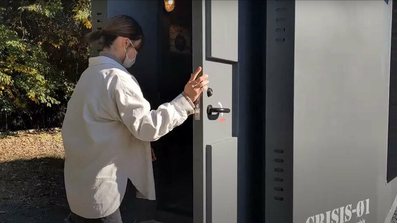 扉は重厚感のあるつくりになっている