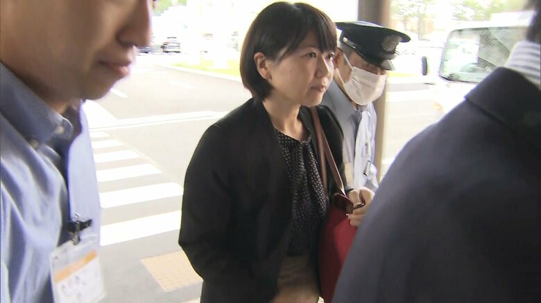 報道陣の問いかけにも無言…前橋市役所に入る小川市長　３日朝