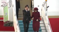 笑顔でご到着…秋篠宮ご夫妻がトルコを訪問 “ワインレッドの装い”の紀子さまには花束が手渡される場面も