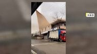 「待て待て！」“冬の嵐”で屋根がまるごと吹き飛ぶ　海沿いではクレーン倒壊　トルコ