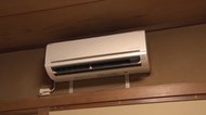 室外機に直射日光を当てない!つけっぱなしはお得? 電気代を抑えて効率よく部屋を冷やすエアコン術を調査