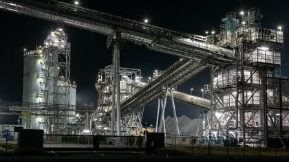 光と煙の向こうに異世界を感じる。無機質な建物がきらめく「工場夜景」の魅力【夜景マニアが贈る至極の眺望】