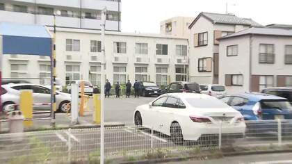 【速報】駐車場で血を流して倒れた女性　搬送先で死亡確認　現場に刃物　犯人の行方追う　群馬・高崎市