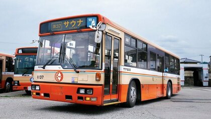 路線バスを改造し移動型サウナバス「サバス」を製作! “つり革”や“降車ボタン”も活用…担当者に聞いた