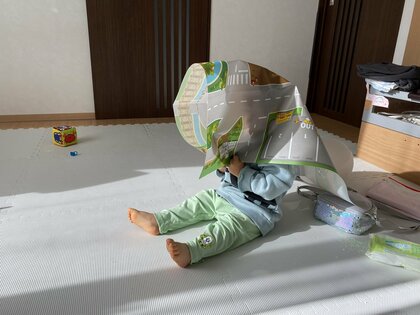 見えちゃってますよ! 3歳と1歳の姉弟の「かくれんぼスキル」がバレバレ…どのように“探した”のか母親に聞いた