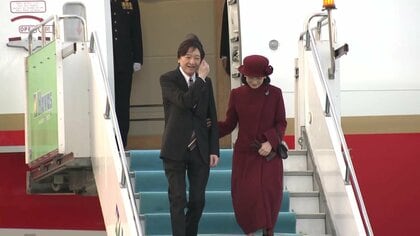 笑顔でご到着…秋篠宮ご夫妻がトルコを訪問　“ワインレッドの装い”の紀子さまには花束が手渡される場面も