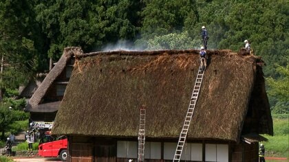 世界遺産の合掌造り集落で火事　かやぶき屋根が焼ける　ハチ退治のスプレーに引火か　観光客「本当に残念」　富山・南砺市
