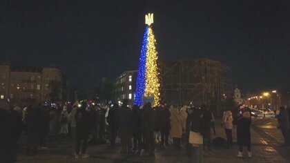 “戦時”ウクライナ首都・キーウのクリスマスツリーは国旗カラーに点灯 例年より小さめ、電力は発電機で