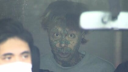 コンビニで商品盗み店長に暴行…“顔面タトゥー”の男に懲役5年の実刑判決　東京地裁「危険で悪質」「犯行は身勝手」