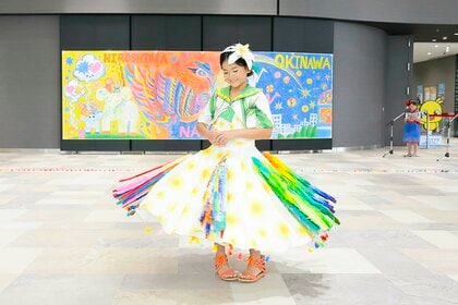 千羽鶴”のドレスで平和を願う 慰霊の日にキッズファッションショー開催