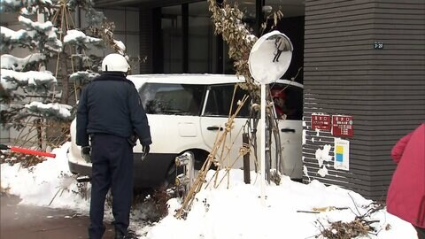 マンションに車突っ込む…4人救急搬送　70歳運転手を逮捕「アクセルとブレーキ踏み間違えた」　札幌市西区