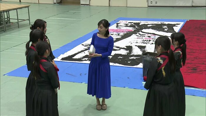 県立伊吹高校の書道部員と懇談される佳子さま(滋賀・米原市)