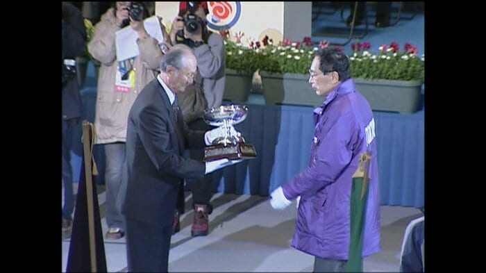 前回の総合優勝　東京都の天皇杯・皇后杯の返還