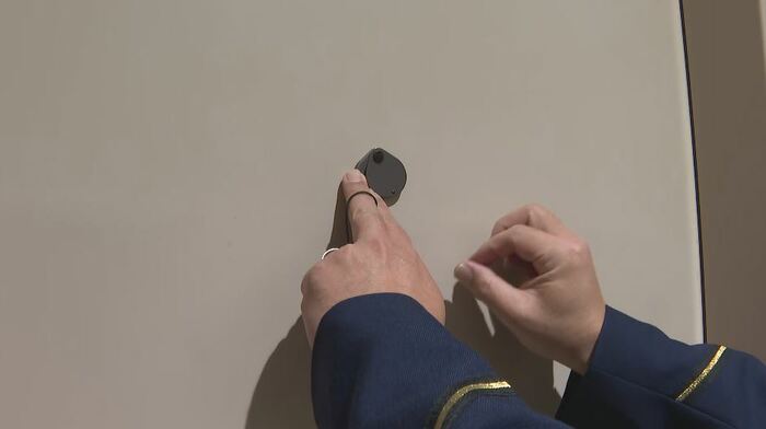 ドアスコープにはカバーをかけ内側から目隠し