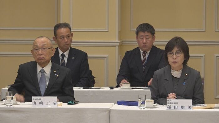 左が県連会長の山崎正昭参院議員、右が稲田朋美衆院議員