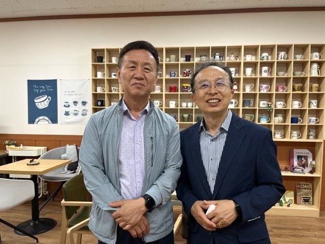 キム・セヨプ校長(左)とホン・ヨンテク教頭