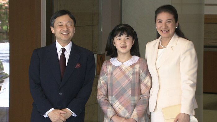 帰国した両陛下を愛子さまが出迎えられた（2013年）