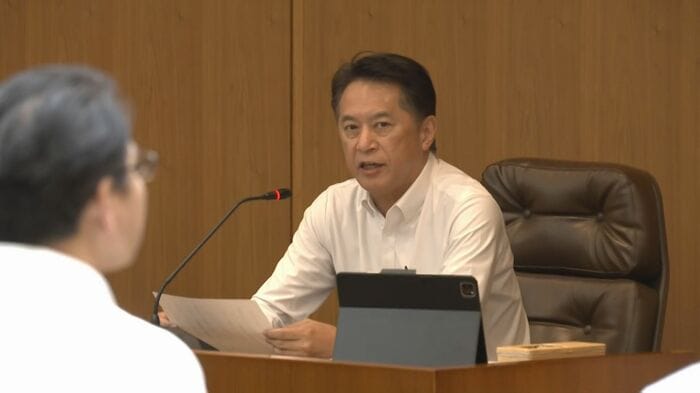 ｢起立多数であります｣(板橋副議長 8月17日)