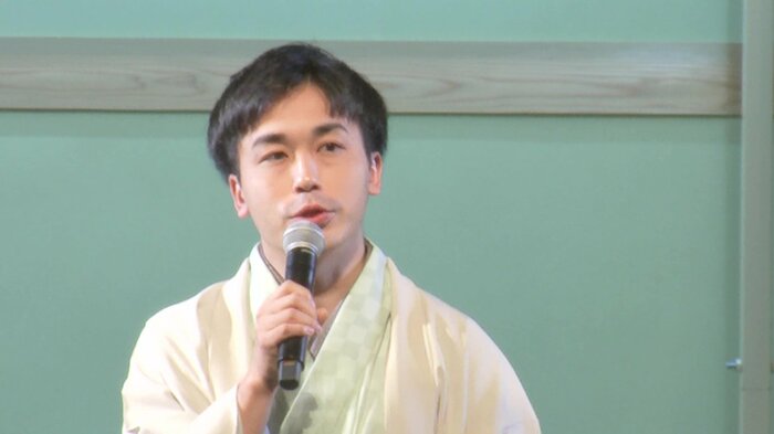 観光する「余裕なんかない」と話し笑いを誘った菅井八段