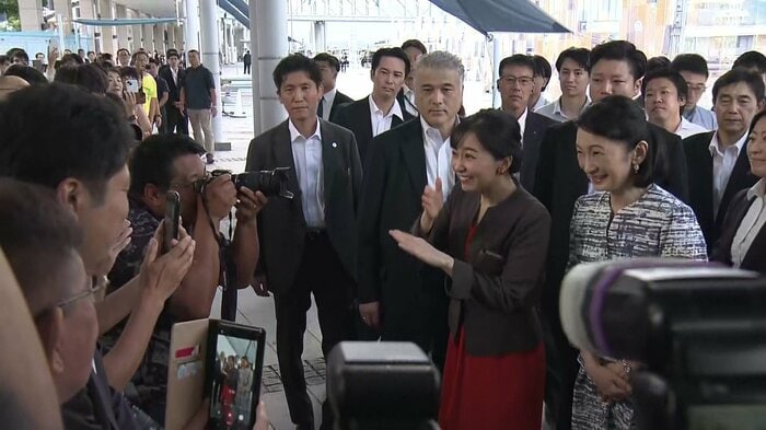 手話で交流される佳子さま(高松港)