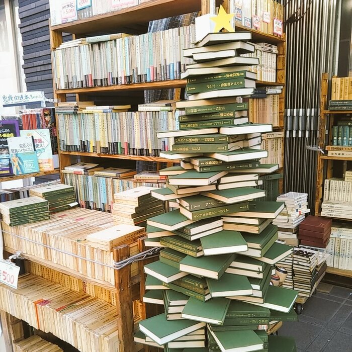 クリスマスツリーの素材は…なんと本!