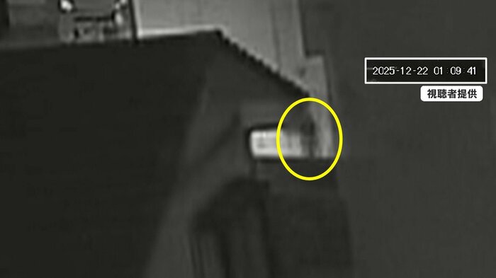 現場から逃げていく人影